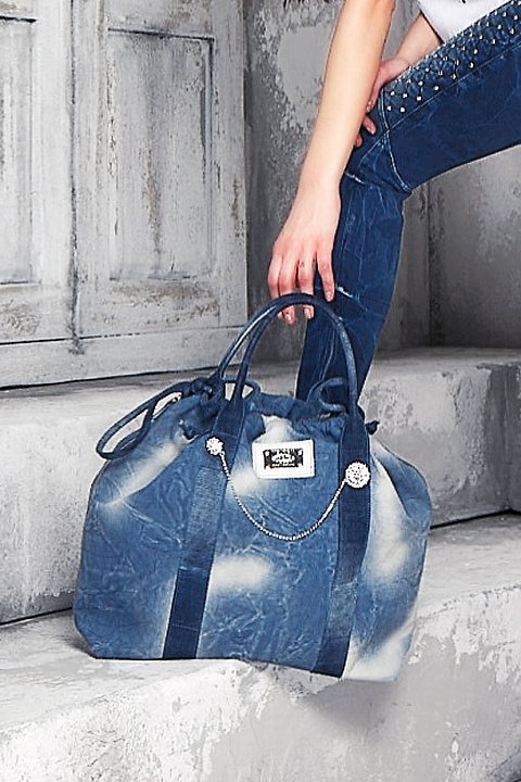 un modello di borsa davvero essenziale  la weekend bag, come la nostra borsa  kira: di grandi dimensioni a due manici, risulta particolarmente prati