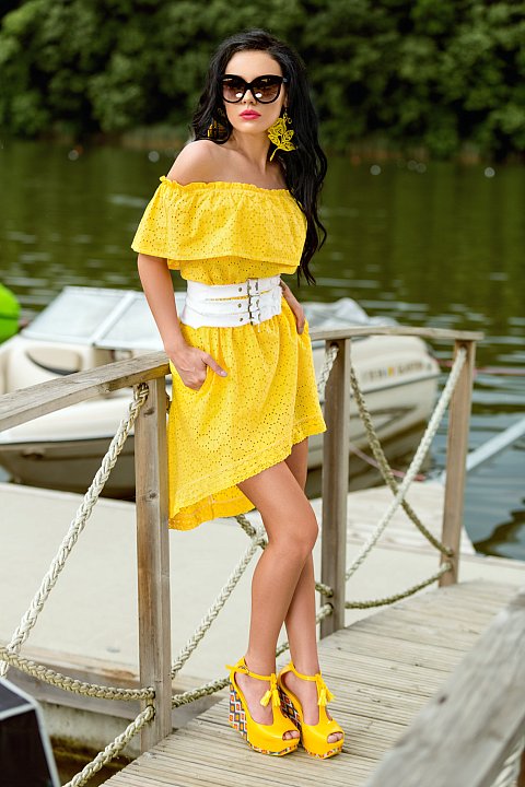 abito da giorno in pizzo color giallo con scollo a barca