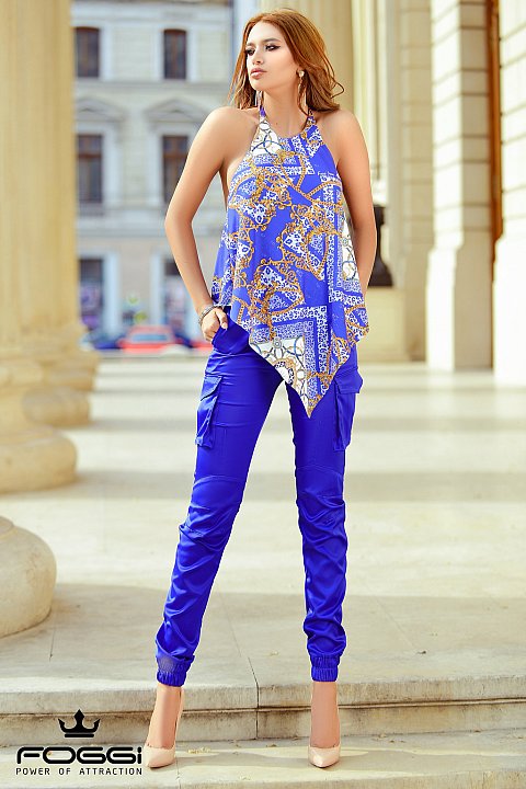 Blusa elegante a fazzoletto di colore azzurro a fantasia. 