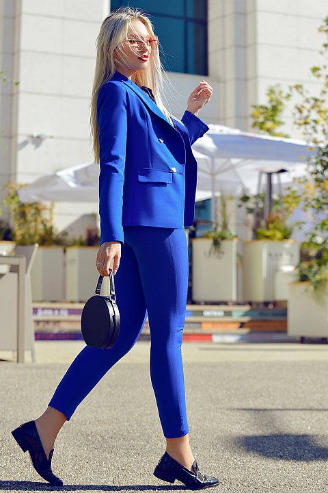 Tailleur elegante di colore azzurro con pantalone.