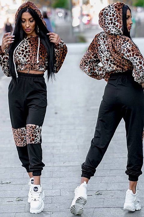 Two-piece women's sports suit in black and animalier pattern. 
