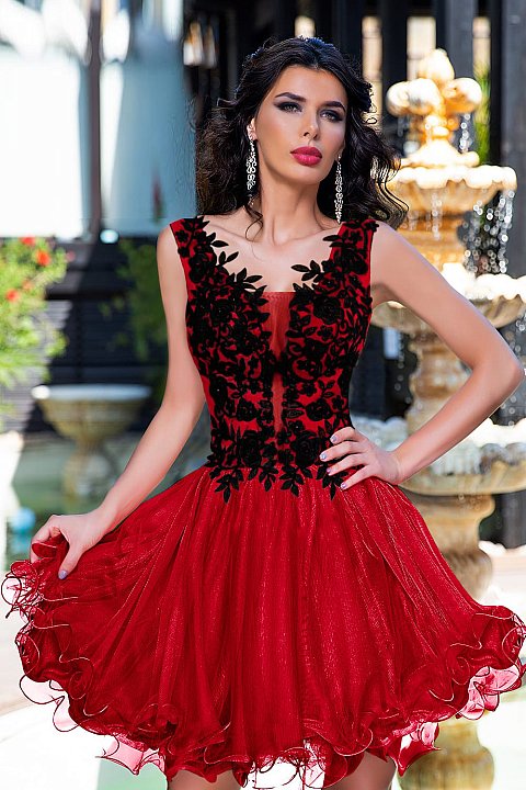 Princess dress in red tulle and embroidery in contrasting color. 