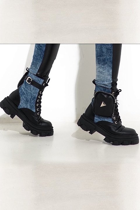 Ankle boot in jeans and leather with treaded sole. 