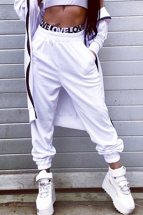 Pantalone jogger in cotone garzato di colore bianco. 