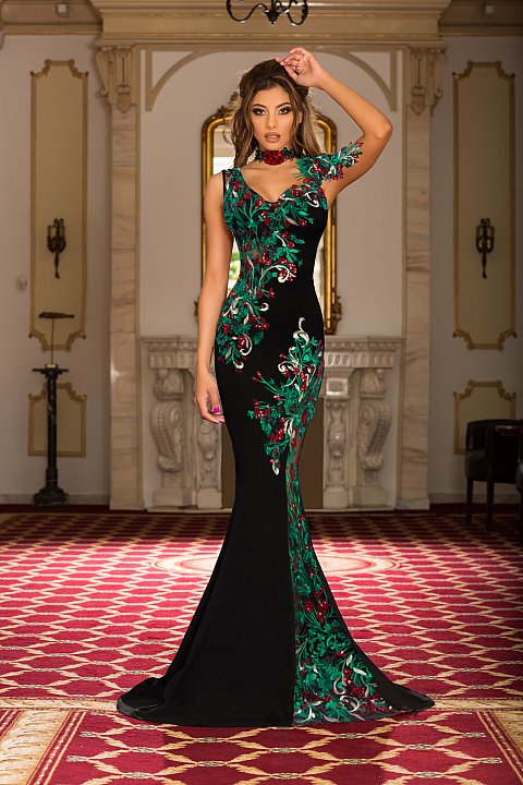 Elegant mermaid dress with green and red embroidery.