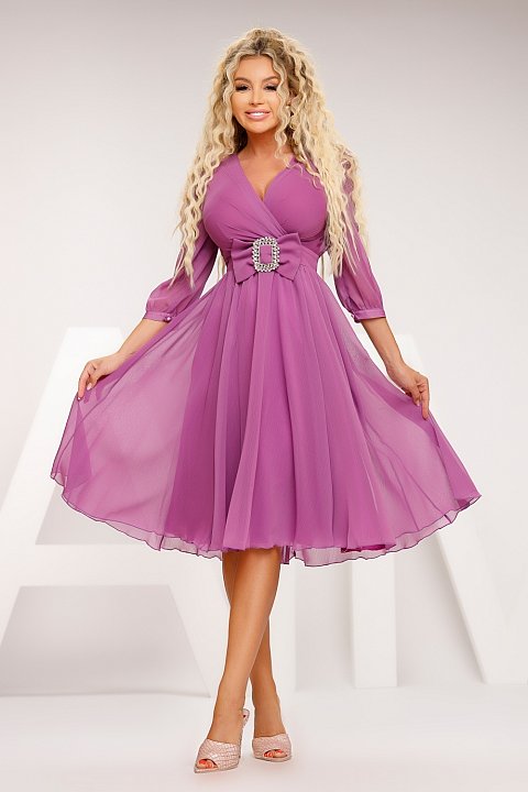 Elegante vestido midi violeta claro.