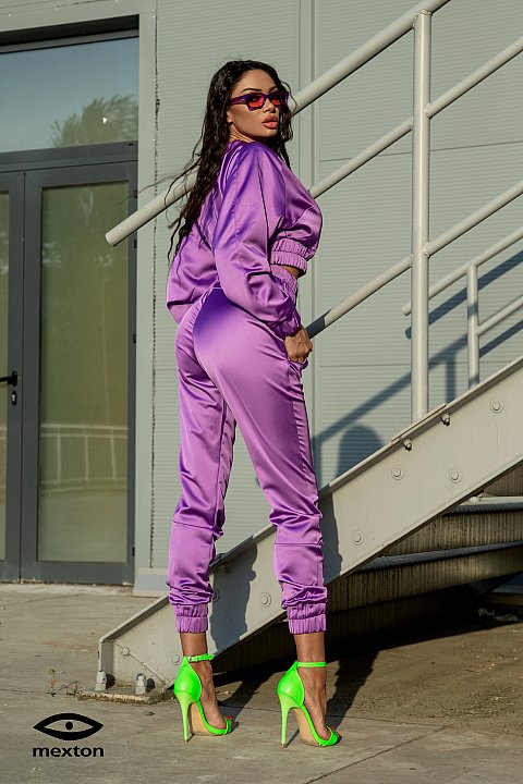 Suit in structured purple satin with comfortable undersuit
