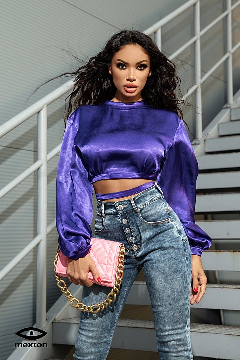 Violet-colored cropped blouse tied at the waist