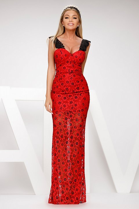 Long elegant dress in red lace.