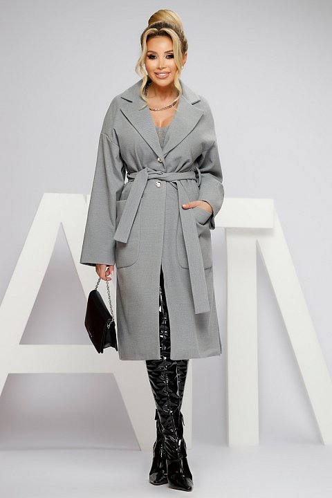 Abrigo de tela gris para la temporada de frío.