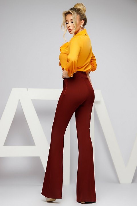 Flared trousers in burgundy color. 