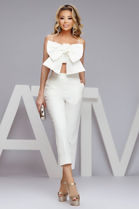 White ankle-length trousers