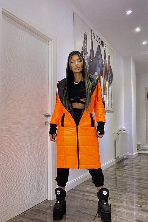 Thick quilted jacket at the knee, orange color.