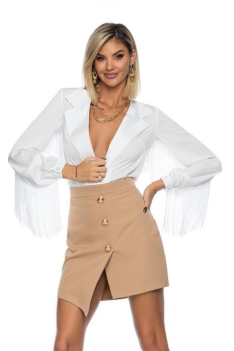 Casual white shirt-style bodysuit with long sleeves, white lapels and fringes.