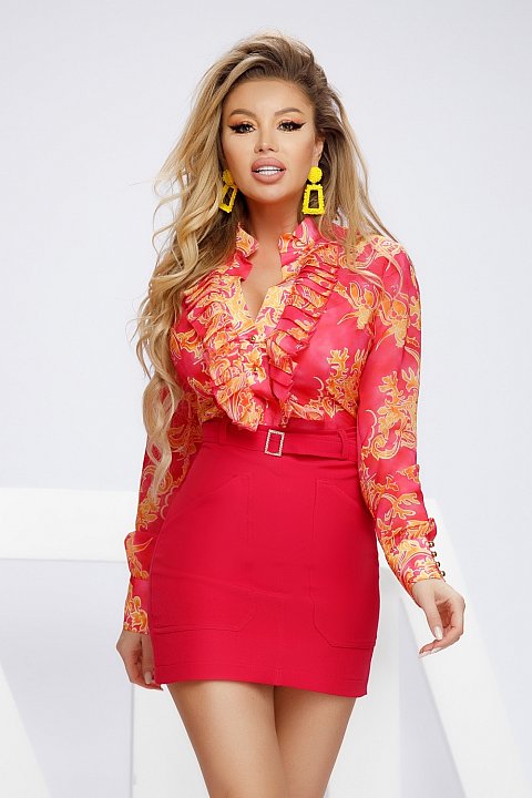 Printed veil shirt with deep neckline. The shirt is equipped with ruffles on the neckline.