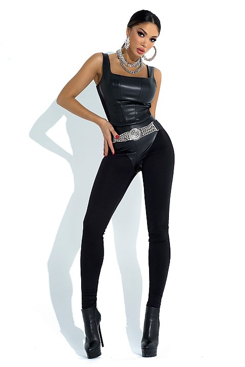 High-waisted trousers that have an eco-leather slip, and at the waist are accessorized with a chain belt.