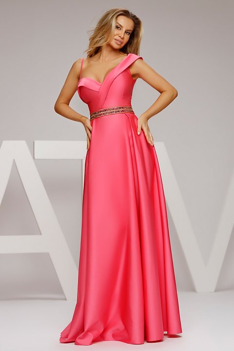 Long evening dress in pink taffeta, extremely sexy and feminine.