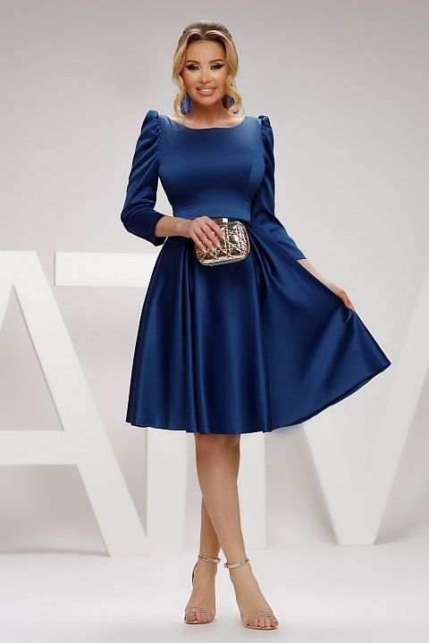 Vestido midi azul marino con hombros ligeramente abullonados. Es un vestido elegante, con un corte especial que te hará brillar.