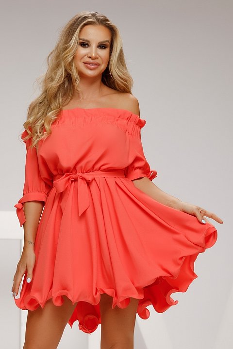Short red baby doll dress with ruffles. The dress is left on the shoulders, has an elastic waistband and gives you a modern look.