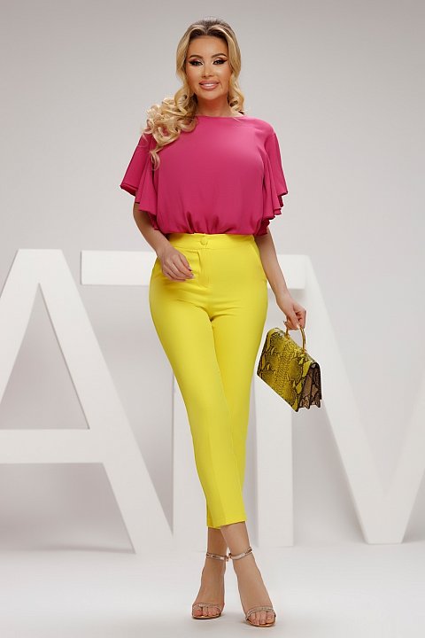 Eleganti pantaloni da ufficio a matita gialli. I pantaloni a vita alta ti aiuteranno ad avere un outfit alla moda.