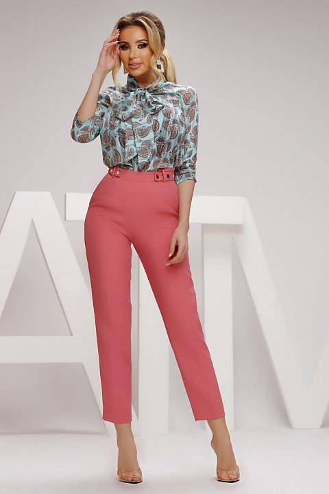 Elegante pantalón de oficina lápiz rosa. Los pantalones de cintura alta te ayudarán a tener un outfit a la última.