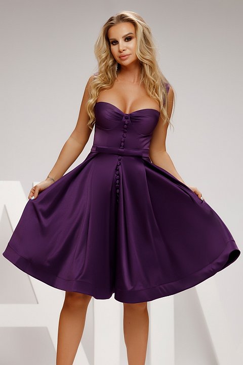 The purple midi dress with buttons is a dress that will help you to have a unique look. It is an elegant dress, with a special cut that will make you shine.