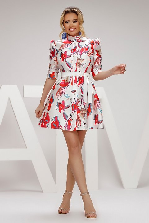 Short dress with floral print with a seductive and refined design. The floral print ensures a charming and elegant outfit.