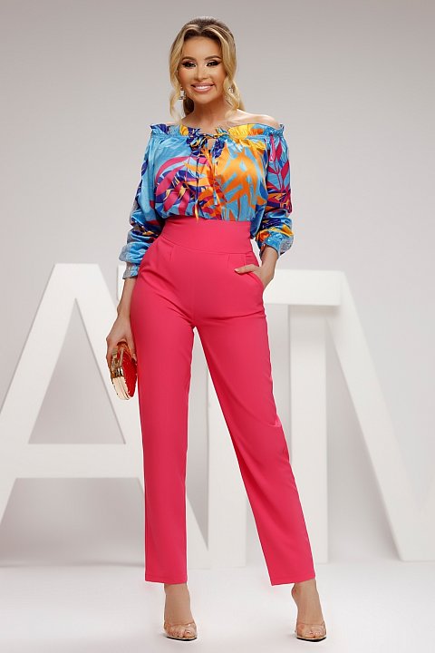 Cyclamen trousers with cuffs and high waist, with pockets. They can be worn with any type of shirt or blouse.