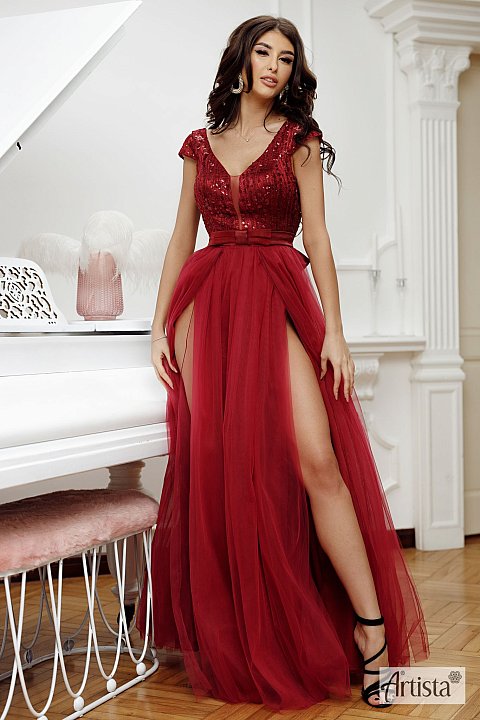 Very elegant long dress, dark red. Model with veil skirt, with very deep slit. The bust has a very deep V-neck, accessorized with sequins.