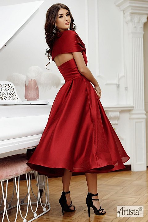 Elegant dark red midi dress. Model with wide flounce at the bottom. The bust is a post skin model, with slightly drooping shoulders and a plunging neckline.