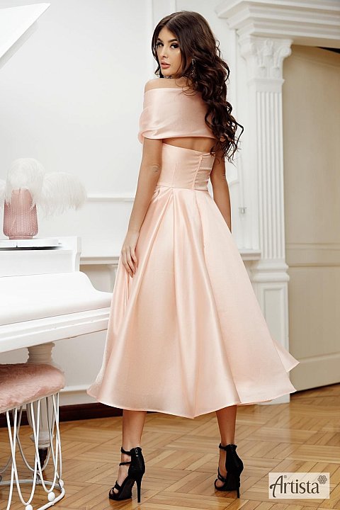Elegant powder pink midi dress. Model with wide flounce at the bottom. The bust is a post skin model, with slightly drooping shoulders and a plunging neckline.