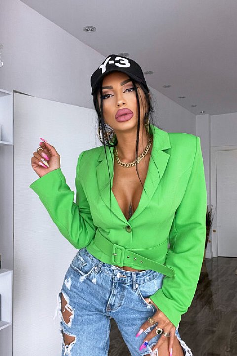 Green casual jacket up to the waist. Model with long sleeves and deep neckline. At the bottom it closes with a belt included.