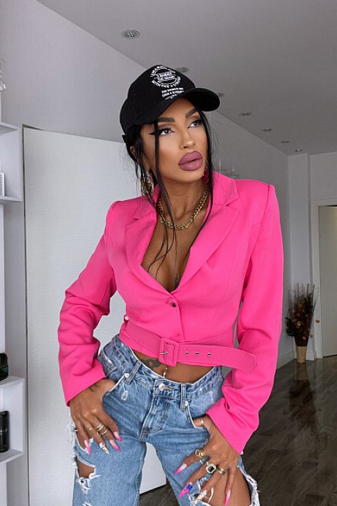 Pink casual jacket up to the waist. Model with long sleeves and deep neckline. At the bottom it closes with a belt included.