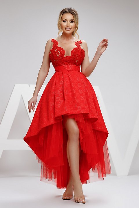 Short red dress with train, very elegant, ideal for a special occasion. The dress has a bust without a toweling.