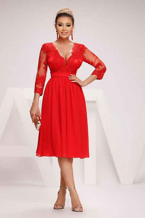 The midi dress, red, with lace on the bust is a dress in which you will surely shine. The midi dress is an unforgettable dress, which envelops you in refinement