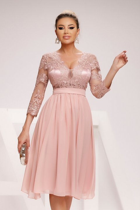 The midi dress, powder pink, with lace on the bust is a dress in which you will surely shine. The midi dress is an unforgettable dress, which envelops you in re
