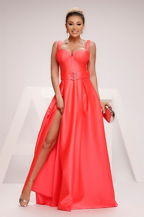 Long dress in peach-colored taffeta, very elegant, ideal for events. The dress is airy, with a deep slit that helps you adopt an outfit that will attract all ey