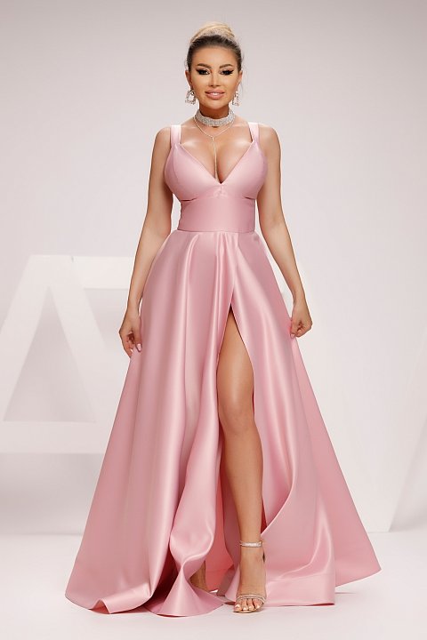 Long dress in powder pink taffeta, very elegant, ideal for events. The dress is airy, with a deep slit that helps you adopt an outfit that will attract all eyes