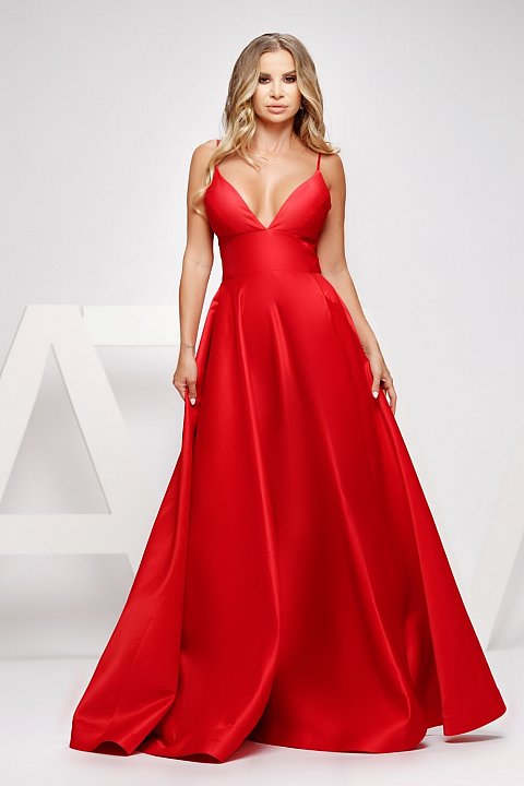 L'abito lungo in taffetà rosso con spacco è un elegante abito da sera. L'abito lungo ha un busto con una profonda scollatura in spugna. L'abito è d