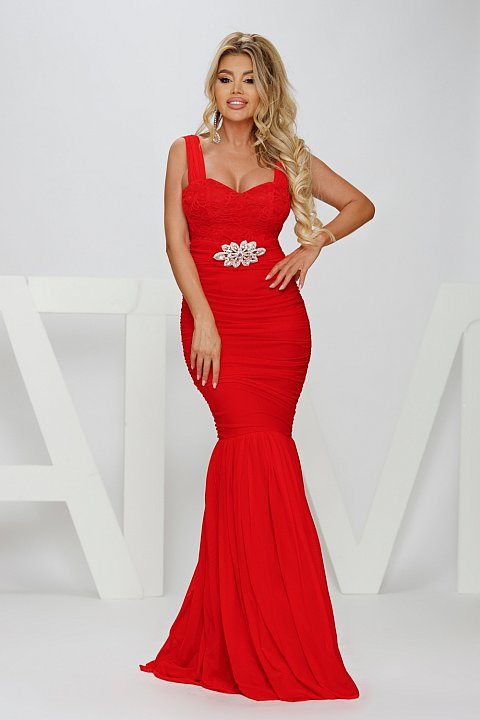 Elegant mermaid-style long red dress