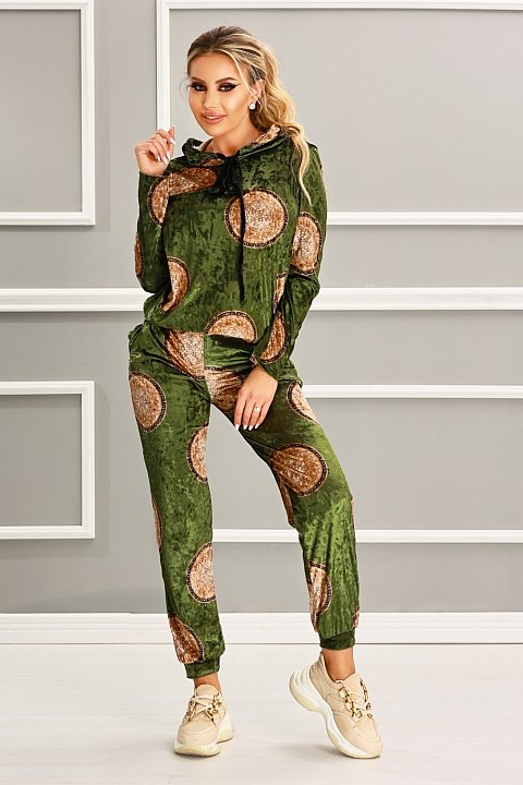 Sports suit in olive green velvet with pattern