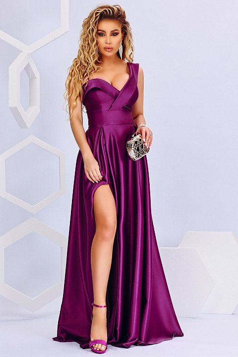 Elegant long dress with slit