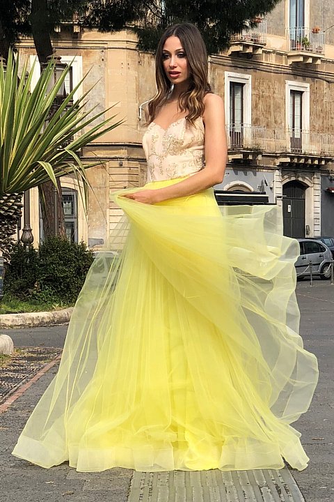 Yellow formal dress with tulle.