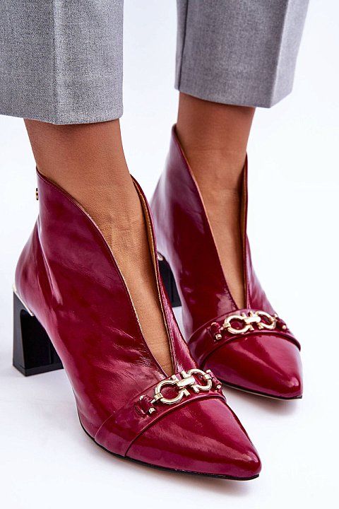 Low-cut ankle boots on the instep