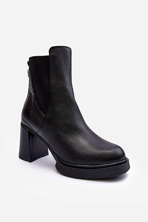 Ankle boots with elastic insert