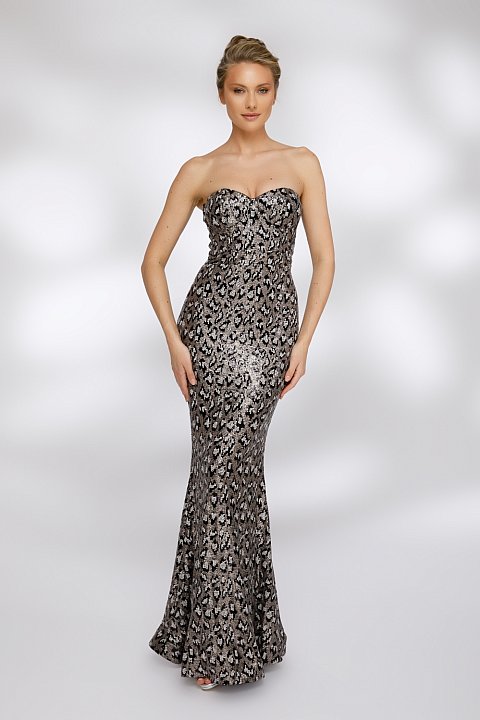 Long evening dress with sequins. 