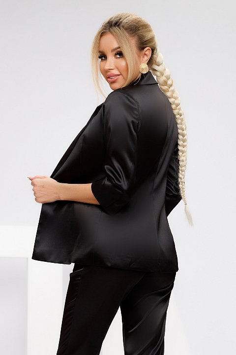 Single-breasted black jacket in elegant satin.