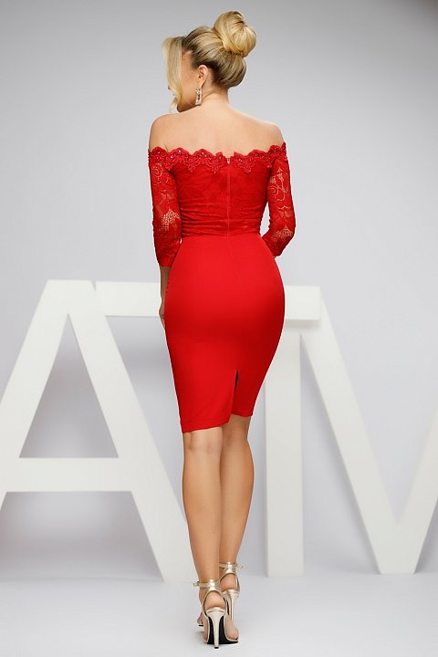 Three-quarter red dress, elegant with lace bustier