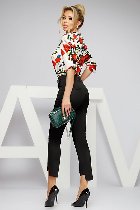 Asymmetrical black trousers with a high waist, perfect for lengthening the legs.