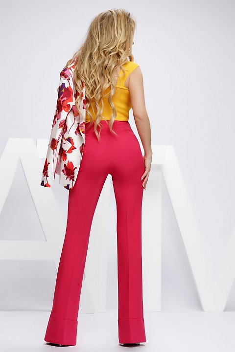 Flared cyclamen trousers with cuff. The pants are high-waisted and have pockets.